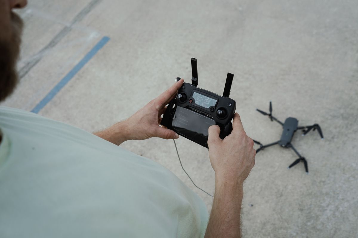 Operador utilizando el control de un dron