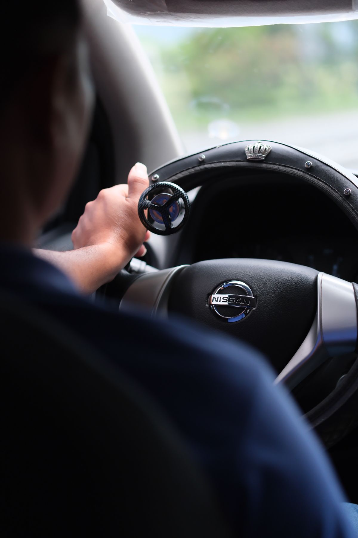 Conductor sujetando el volante durante una práctica