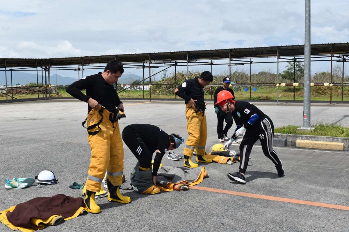 Equipo de respuesta preparándose para un ejercicio